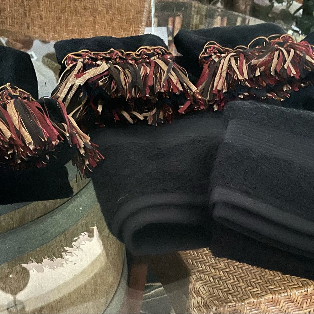 7 Piece Avanti Black Fringed Towels & Plain, Never Used - Only Displayed - Picture 5 of 5